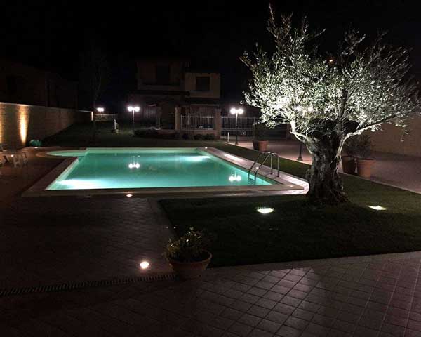 illuminazione piscina esterna