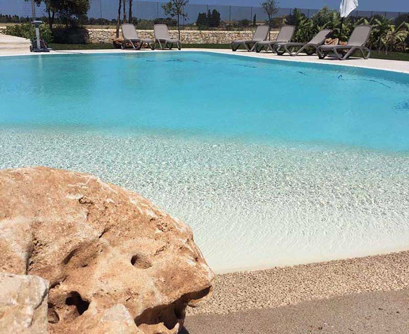 Piscina naturale: con l’entrata a spiaggia l’oasi è da sogno