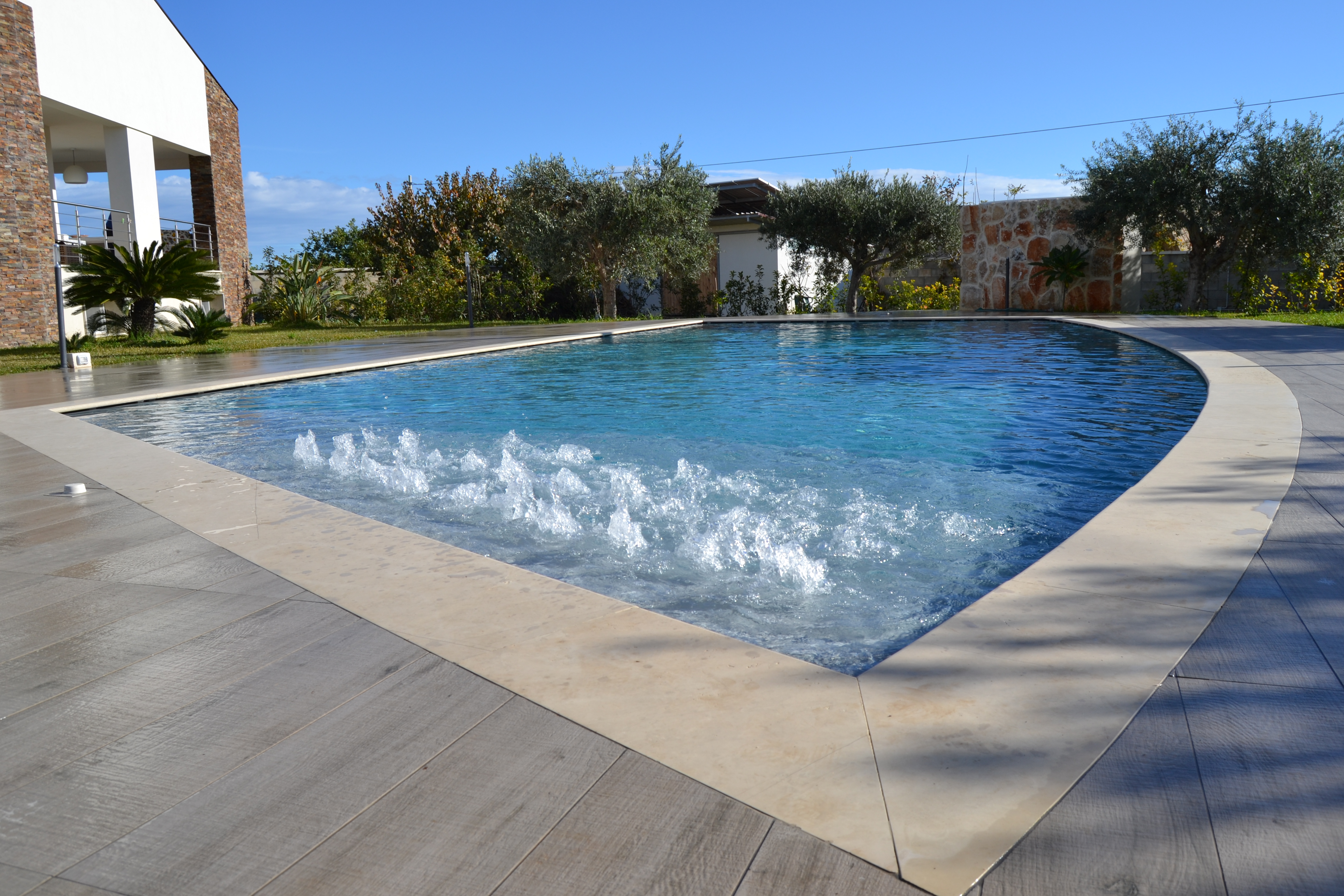 Piscina interrata Personalizzata con zona idromassaggio - Realizzata da Idrasir Piscine