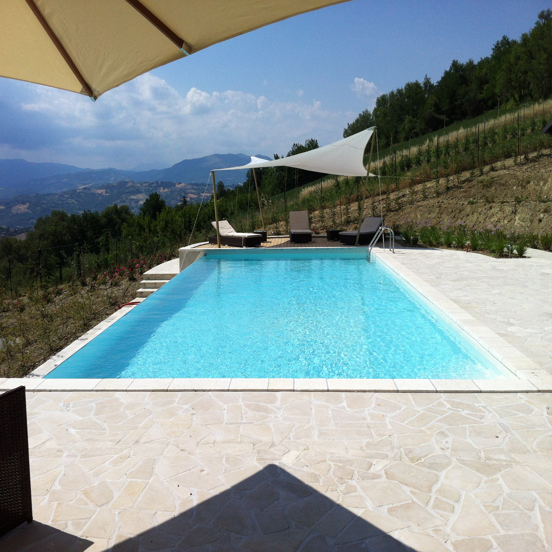 Piscina interrata Classic a sfioro parziale - Realizzata da Paesaggio Prossimo