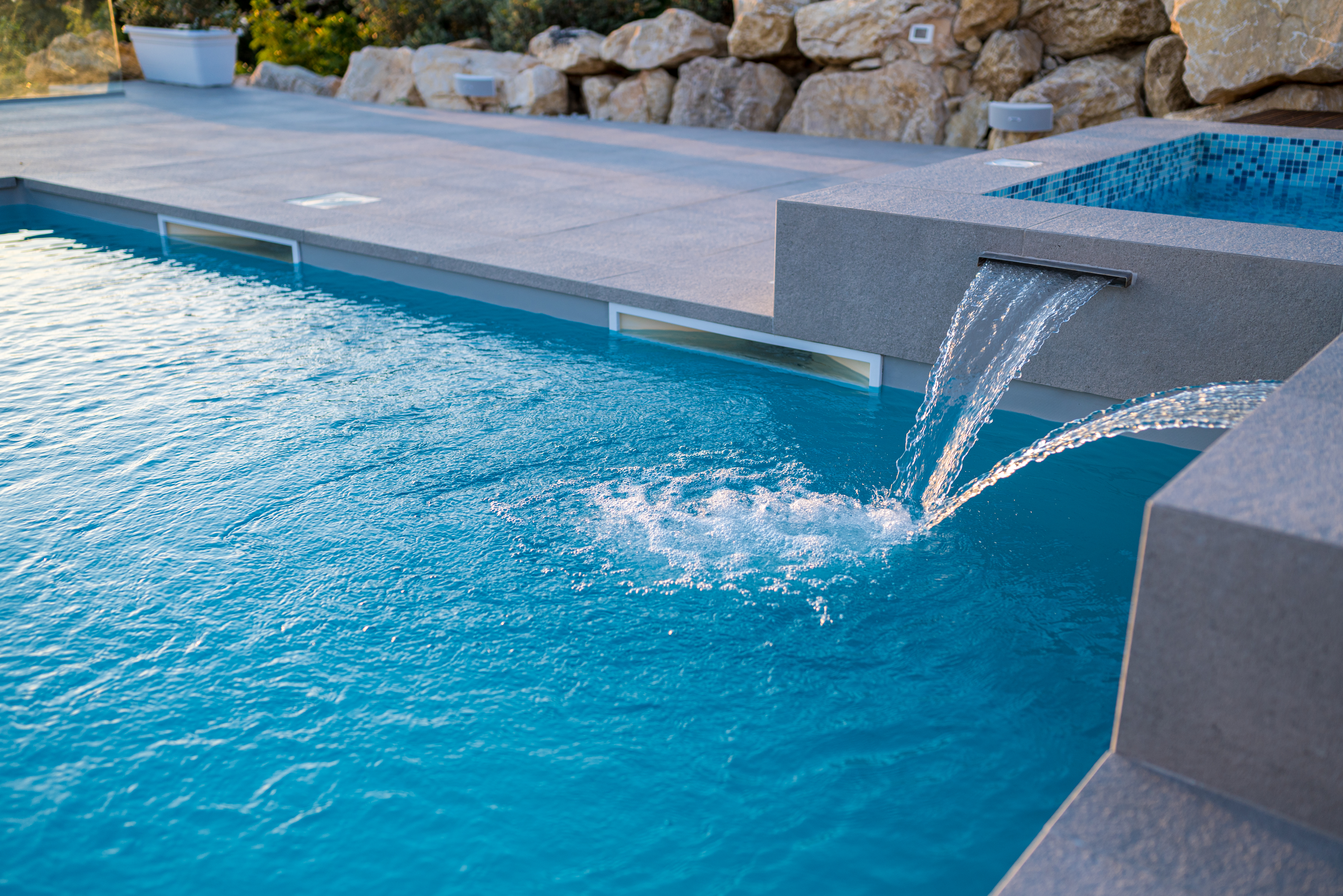 Piscina interrata dettaglio cascata - Realizzata da Piscine Design