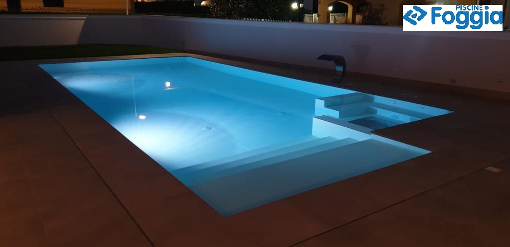 Piscina interrata Classic a skimmer con zona relax e idromassaggio - Realizzata da Foggia Piscine